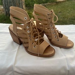 Vince Camuto Nubuck Lace-up Heeled Sandals in Chesten Size 8